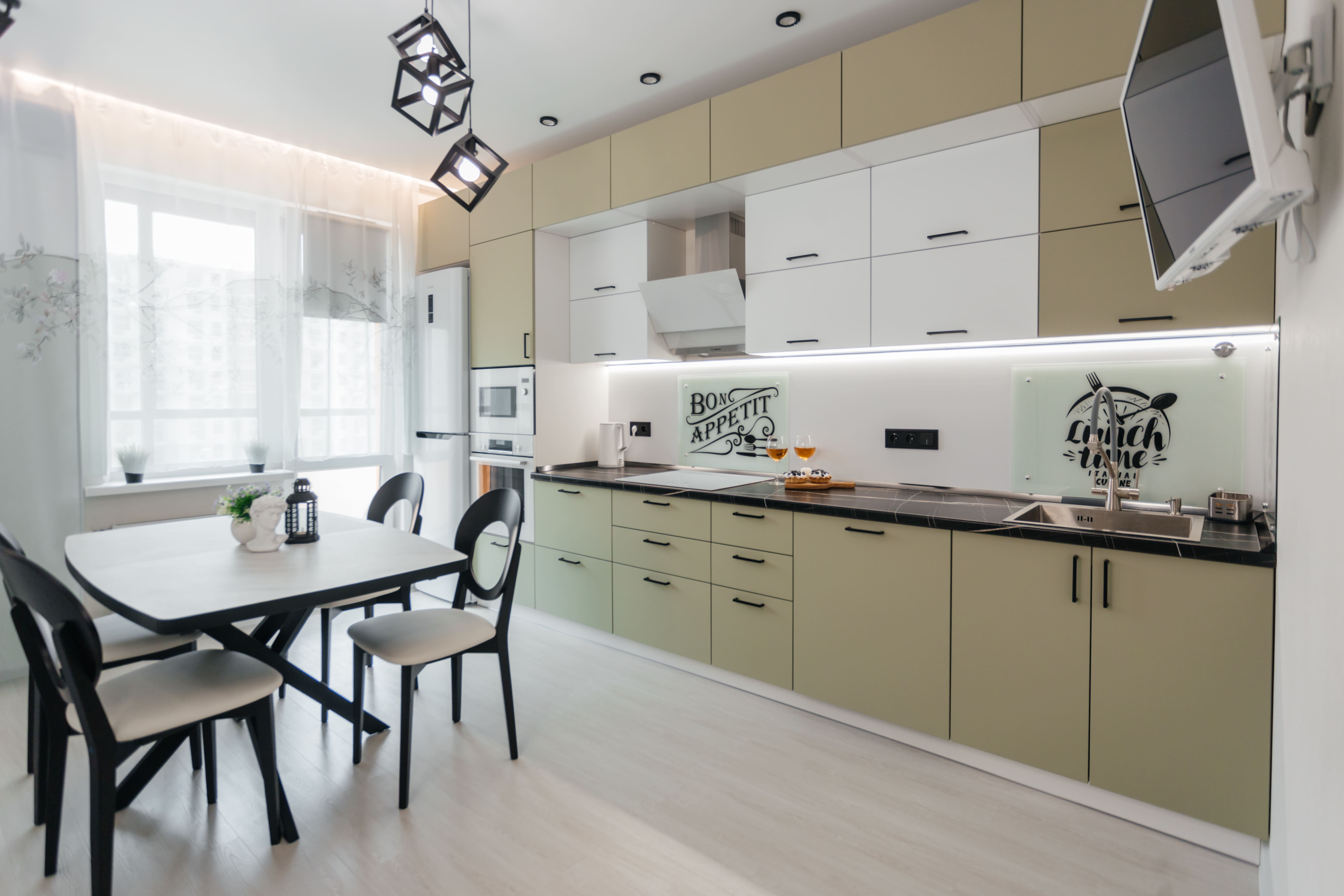 Прямая кухня с высокими потолками: как использовать вертикальное пространство для создания интересного дизайна