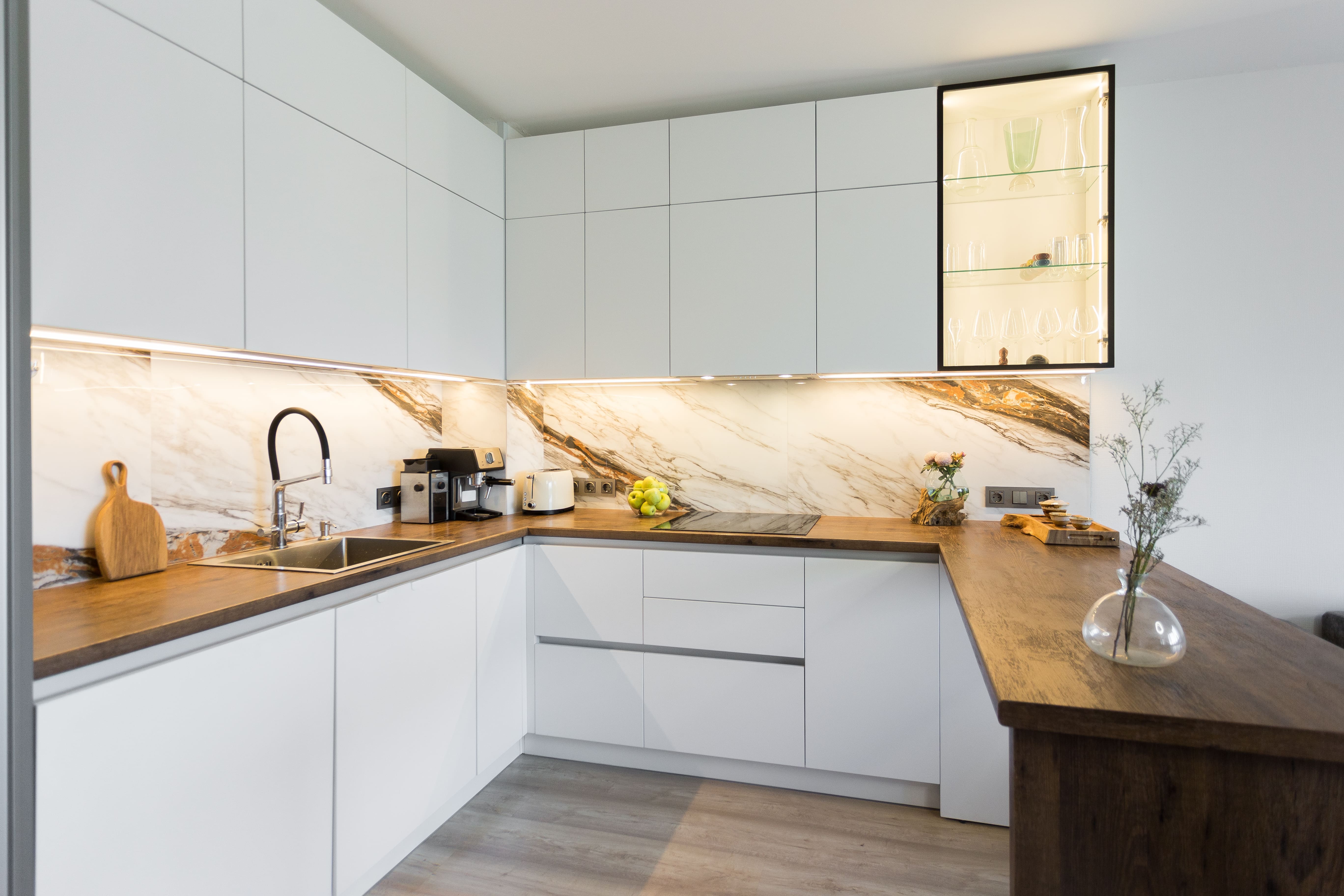 Какие стили дизайна подходят для угловых кухонь: минимализм, скандинавский стиль, классический стиль